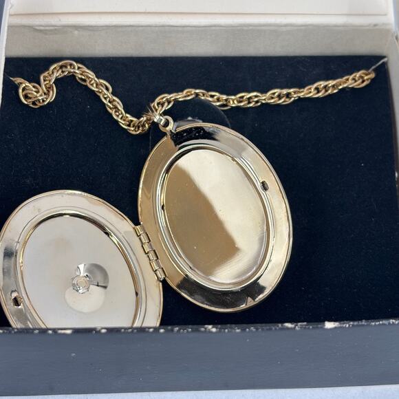 Vintage Sarah Coventry Heirloom Filigree Locket on Gold Tone Chain Necklace - Picture 6 of 10